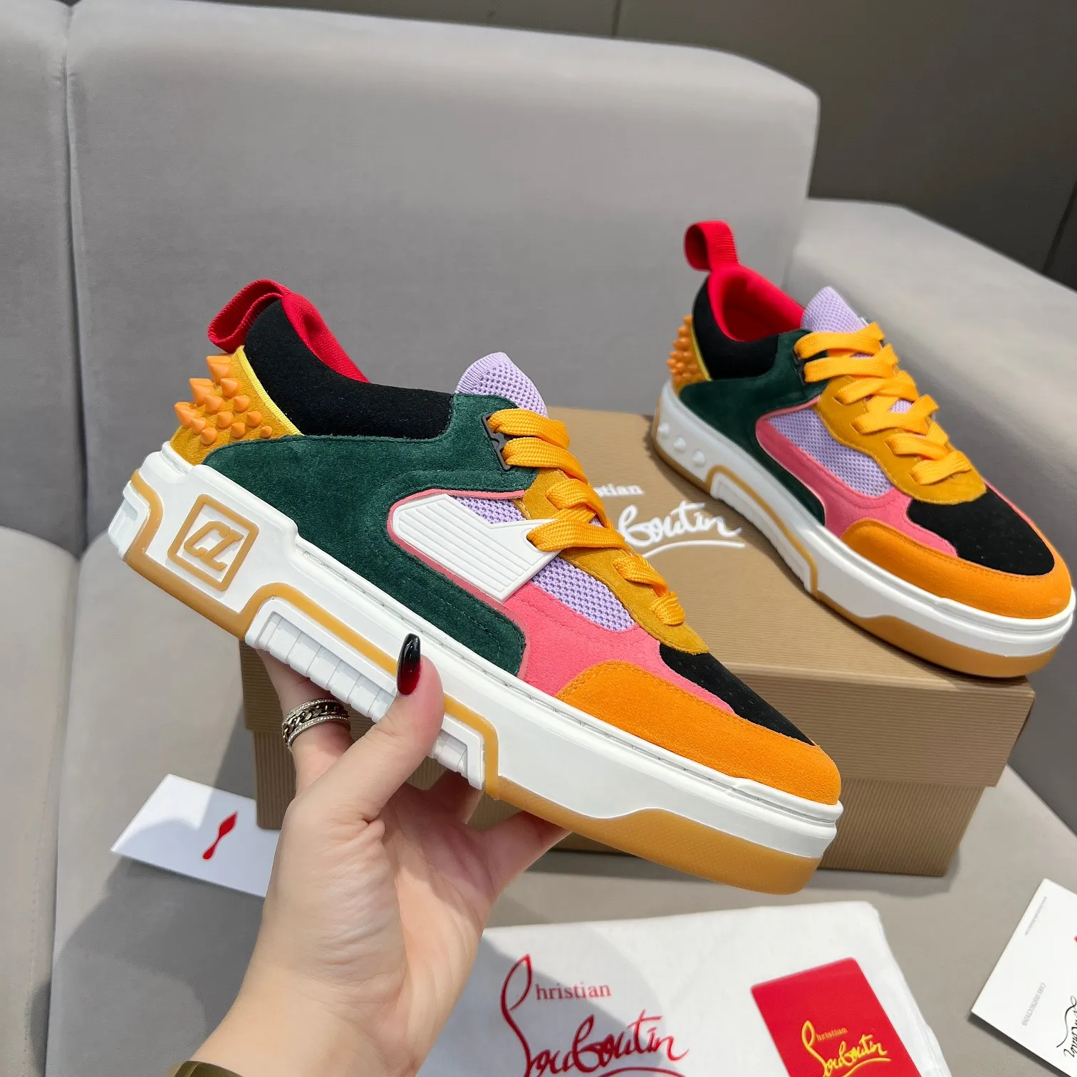 Men's shoes 💰700 🌹🌹🌹̋ Wang Junkai Yang Mi Zhang Jingyi Xu Kai Ding Chengxin Chen Muchi Wang Ziyi Same style Christian Louboutin 2024 [New product] ASTROLOUBI unisex thick-soled sneakers red-soled shoes perfectly integrate fashion and sports. The fabrics are made of luxurious calfskin, soft suede, smooth satin and laminated leather, and the back is decorated with classic rivets.  The interior is blended with a knitted tongue for added durability, breathability and quick-drying comfort.  The outsole is made of a combination of EVA foam and imported rubber, and the colorful CL iconic letters on the side of the outsole show the brand's unique style.  It is a ceiling-level comfortable skate shoe! ! !  Available in five colors, currently male sizes 39--45 and female sizes 35--40